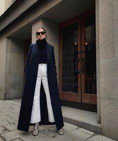 Black Coat Outfit, How To Wear White Jeans, Winter Date Outfits, Cozy Outfits, Jeans Street Style, Long Black Coat, Coat Outfits, Cozy Outfit