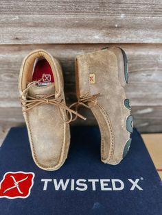 Estilo: WDM0001 





 ¡El mocasín de conducción chukka informal para mujer es un verdadero original de Twisted X®! Confeccionados a mano en cuero de plena flor, los mocasines chukka para conducir son una declaración inolvidable sobre la verdadera comodidad y estilo en el calzado informal. Combinando un perfil tradicional de cordones abiertos con una suela exterior forrada en cuero única y un diseño de punta tipo mocasín con tecnología de comodidad integrada que brinda calidad y estilo atemporales. La plantilla moldeada, la plantilla compuesta de tres cuartos de largo y la suela mocasín Twisted X® se combinan para producir uno de los zapatos casuales hasta los tobillos más cómodos que puedas encontrar. Desde un relajante paseo hasta pasar todo el día de pie, nuestros mocasines para condu Driving Mocs, Twisted X Boots, Casual Footwear, Black Puffer Jacket, Black Puffer, Toe Designs, Love You All, Leather Wraps, Women's Casual