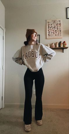 Flair Leggings Outfit, Outfits With High Tops, Winter Outfit 2023, Bonnet Outfit, Leggings And Converse, Flare Leggings Outfit, Converse Fits, Cozy Winter Outfit, Crewneck Outfit