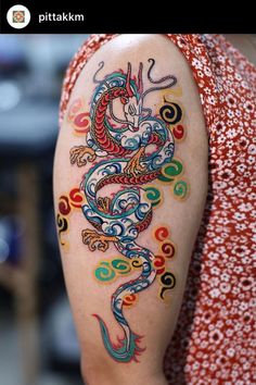 On this pin, there is a traditional Asian tattoo of Haku in Dancheong colors (traditional Korean colors) by Pitta KKM on Instagram Traditional Tattoo Meanings, Korean Aesthetics, Korean Tattoo, Korean Tattoo Artist, Nerdy Tattoos, Traditional Tattoo Flowers, Korean Tattoos, Traditional Tattoo Sleeve, Iconic Artwork