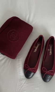 Chanel Ballerina, Black And White Flats, Chanel Flats, Red Chanel, Shoe Inspo, Ballerina Flats, Pretty Shoes, Dream Shoes, Chanel Shoes