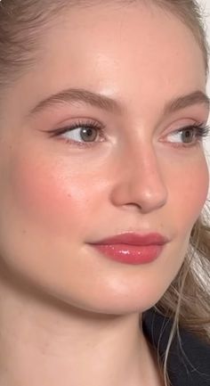 Dewy Makeup Green Eyes, Blush Pink Makeup Looks Rose Gold, Soft Glow Wedding Makeup, Pink Undertone Makeup, Light Pink Natural Makeup, No Foundation Bridal Makeup, Hannah Dodd Makeup, Spring Makeup Looks Natural, Wedding Makeup Dewy