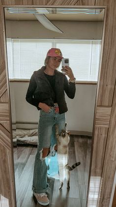 Western Outfits With Vans, Hey Dudes Outfit Women, Comfy Western Outfits, Camo Pants Outfits, Outfits With Cargo Pants, Outfit For Rainy Day, Punchy Western Outfits, Cute Western Outfits