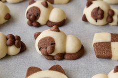 there are many cookies made to look like animals