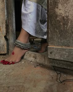 Bridal Foot Jewelry, Vintage Photography Women, Golden Art, Red Ombre, Oxidised Jewellery