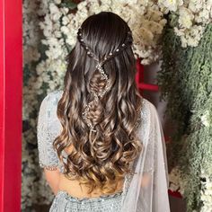 " 2023 will certainly be a large year for bold, vivid, statement-making hair patterns," says celebrity hairstylist Justin Anderson. Hairstyle For Engagement, Hair Style On Saree, Hairstyle Examples, Engagement Hairstyles, Styling Mousse, Amazing Hairstyles, Hair Color Caramel, Hairstyles For Girls, Caramel Hair