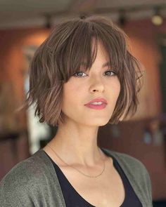 24 Remarkable Chin-Length Bob with Bangs to Consider for Your Next Cut Chin Length Bob Hairstyles, Kort Bob, Chin Length Haircuts, Messy Bob Hairstyles, Choppy Bob Haircuts, Bob Hairstyles With Bangs, Fall Hair Cuts, Chin Length Bob