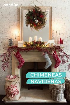 10 ideas perfectas para conseguir una chimenea navideña Christmas Mantel Garland, Staircase Garland, Hygge Christmas, Christmas Fireplace Decor, Christmas Village Display, Vintage Christmas Images, Christmas Mantel Decorations, Christmas Mantle, Christmas Living Rooms