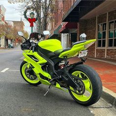 a yellow and black motorcycle is parked on the street