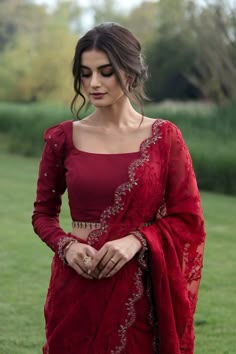 Subtle Saree Look, Pakistani Blouse Designs, Long Sleeve Saree Blouse Back Design, Red Saari Look, Simple Red Wedding Saree, Red Saree Full Sleeve Blouse, Sari Blouse Designs Pakistani, Romantic Saree Look, Wedding Dresses With Sleeves Indian