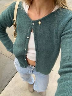 #autumn #fall #autumnfashion #fallfashiontrends #green #cardigan