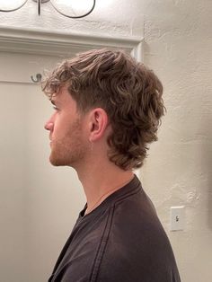 Modern Mullet Haircut, Male Haircuts Curly, Mens Haircuts Short Hair, Mullet Haircut, Mens Hairstyles Thick Hair, Wavy Hair Men, Curly Mullet