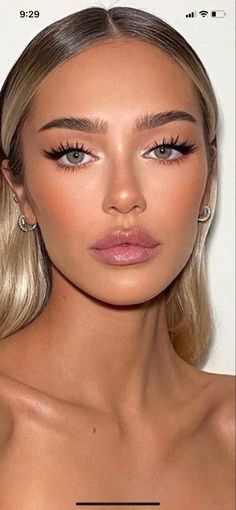 Simple Senior Photo Makeup, Simple Bride Makeup Green Eyes, Light Ball Makeup, Simple Eye Looks For Green Eyes, Prom Makeup No Eyeshadow, Light Grad Makeup, Top Lid Only Makeup, Natural Makeup Look For Prom, Light Natural Makeup Wedding