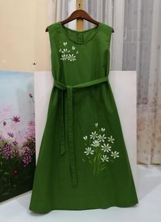 Short Frocks, New Kurti Designs, Hand Painted Dress, Simple Frocks, Fabric Painting On Clothes, Dress Painting, Frock For Women, Linen Dress Women