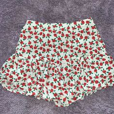 New With Tags Size Xs Short Skort Cute White High Waist Bottoms, Cute Floral Print Bottoms For Beach, Cute White Fitted Bottoms, Cute Fitted White Bottoms, Cute Floral Print Summer Bottoms, Cute Summer Floral Print Bottoms, Cute Floral Print Beach Bottoms, Chic White Floral Print Shorts, Cute High Waist White Shorts