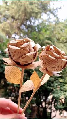 Simple Roses craft for kids - fall craft for 2 year old Upcycle Ideas Diy, Simple Paper Craft, Recycle Paper, Hadiah Diy, Paper Craft For Kids, Kraf Kertas, Rose Crafts, Upcycle Ideas, Instruções Origami