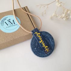 a blue rope wrapped around a brown box with a tag that says, mama on it