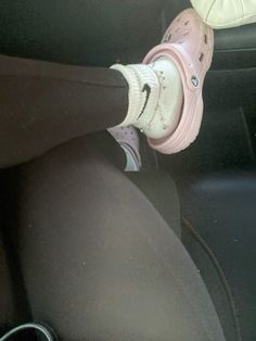 Pink Crocs Outfit, Croc Outfits, Crocs Outfit, Pink Crocs