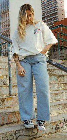 Oversized Tshirt Midsize, Wide Leg Jeans And Tshirt, Boyfriend Tshirt Outfits, Midsize College Outfits, Basic Outfits Midsize, Midsize Street Wear, Midsize Street Style, Boyfriend Tshirt, Wide Legged Jeans