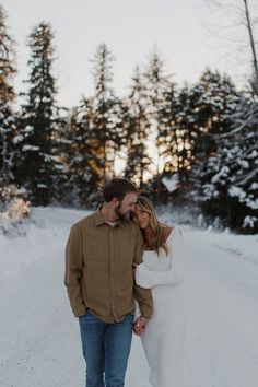 Outdoor Winter Engagement PhotosFun Couples Photos IdeasAlaska Engagement PhotographerI feel so grateful that I got to capture a beautiful adventure engagement in AlaskaI was in awe with the mountain engagement ideasSee tons of winter engagement fitssnow engagement aestheticforest couple romanticand engagement photos outsideBook Theresa for your outdoor engagement photos or cozy couple photoshoot at theresamcdonaldphotographer.com Winter Mountain Engagement Photos Outfits, Snow Poses For Couples, Winter Couple Engagement Photoshoot, Winter Engagement Photos Indoor, Couples Photoshoot In Snow, Engagement Photo Winter Outfits, Couple Winter Photoshoot Outfits, Snow Photoshoot Outfit Ideas, Outside Winter Engagement Pictures