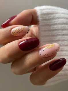 dark burgundy nails with gold leaves Burgundy And Gold Nails Short, Maroon Nails With Gold, Maroon Nail, Nails 23, Luv Nails, Kutek Disney, Thanksgiving Nail Designs