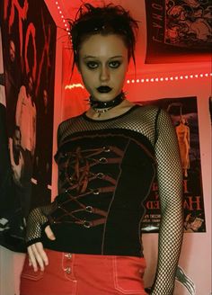 90s Mall Goth Hairstyles, Mall Goth 90s Outfits, 90s Mall Goth Outfit, Mall Goth Nails, Mall Goth Wallpaper, Mall Goth Dress, Mall Goth 90s, Mallgoth Outfits, Mall Goth 2000s