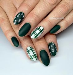 Green And White Nails, Very Easy Makeup, Green Christmas Nails, Sparkly Nail Polish, Plaid Nail Designs, Christmas Nail Polish, Green Nail Designs