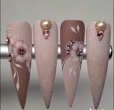 Unique French Tip Designs, Nails Winter Wonderland, Wonderland Nail Art, Spring Nails Short, Spring Nail Art Ideas, Diy Rhinestone Nails, Valentino Beauty, New Nail Art Design, Nails Art Designs