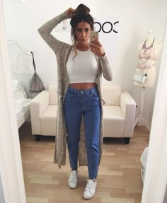 Tem pecas de roupas que quase nunca saem de moda. E a calca “MOM” é uma delas. Mom Jeans Outfit, Bohol, Outfit Goals, Amelie, Teen Fashion, Everyday Outfits, Spring Outfits