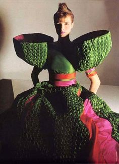 Flying Dress, Mariano Fortuny, Weird Fashion, Avant Garde Fashion, Vogue Italia, Green And Pink