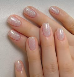 Natural Gel Nails Ideas Short Round, Short Gel Glitter Nails, Clear With Glitter Nails, Gel Nails Shimmer, Sparkly Gel Manicure, Pale Glitter Nails, Summer Shimmer Nails, Sparkly Short Nails Glitter