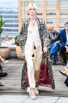 Sfilata Oscar de la Renta New York - Collezioni Primavera Estate 2019 - Vogue Suits Tv Shows, White Wardrobe, Mode Kimono, Summer 19, Casual Kimono, Beautiful Kimonos, Wardrobe Inspiration, Fashionista Clothes, Beach Fashion