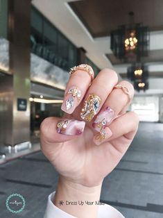 Gorgeous #MarbleNails is the newest nail art trend you need to try. The marble trend taking the nail salon scene by storm, and now, all sorts of ladies are "rock"-ing this stunning striated style. We are inspired by Hilton Kota Kinabalu’s interior marble design to create another nail craze that will make you look like a stone cold fox. Literally.  #DressUpYourNails #ManiqureMy #KotaKinabalu