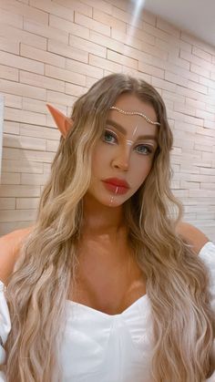 Female Elf Makeup, Elf Hair And Makeup, Woman Elf Costume, Elf Festival Outfit, Scary Elf Makeup, Elf Costume Ideas Women, Female Elf Costume, Simple Elf Makeup, Elven Makeup Looks