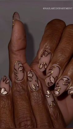 Nail Designs Natural Nails Simple, Golden Glitter Nail Art, Brown N Gold Nails, Rose Gold Nail Ideas Acrylic, Fall Nails Designs 2024, Nails That Go With Champagne Dress, Fall Moody Nails, Gold Tipped Acrylic Nails, Graphic Nail Designs Nailart