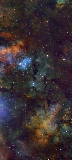 an image of some very pretty stars in the night sky with many colors and shapes