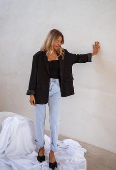 Light Blue Maddie Jeans – Easy Clothes North America Plaid Blazer Outfit Summer, Black Jeans Parisian Style, Relaxed Chic Style Minimal Classic, Black Jeans Summer Outfit Work, Black Blazer Outfit Office, Woman Classy Outfits, Graphic Tee Office Outfit, Loose Blazer Outfit, Casual Reception Outfit