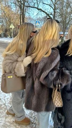 Timeless female old money winter fashion pics. Achieve effortless elegance with classic pieces that exude luxury and sophistication. Fur Coat Aesthetic Outfit, Scandi Winter Outfits, Faux Fur Coats Outfit, Old Money Winter, Fur Coat Outfit, Andermatt, Paris Outfits, Stockholm Fashion, Winter Fits