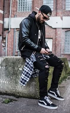 Street wear Shirt Around Waist, Menswear Outfits, Urban Apparel, Urban Hip Hop, Tee Shorts, Streetwear Mode, Vans Converse, Peacoats