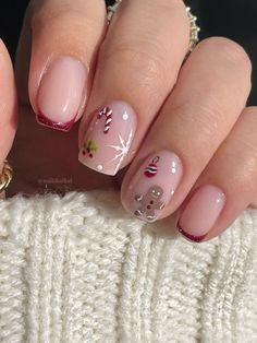 Nail Tip Inspiration, Gel Polish Nails Christmas, Extra Short Christmas Acrylic Nails, Tiny Design Nails, Gel Nail Xmas Designs, Christmas Gel Nails Glitter, Nude Nails For Christmas, Cute Gel Nails Christmas, Christmas Nails Polish