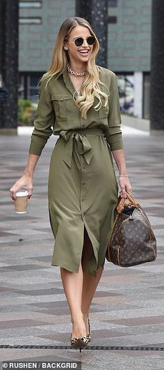 Green Dress Outfit, Tokyo Street Fashion, Khaki Shirt, Green Shirt Dress, 가을 패션