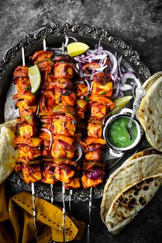 Skewers of Indian cheese in a tray. Paneer Skewers, Salad Indian, Indian Salad, Naan Roti, Tandoori Marinade, Tandoori Paste, Meatless Mains