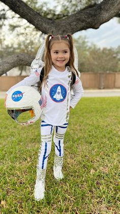 Diy Astronaut, Space Girl Costume, Astronaut Halloween Costume, Astronaut Halloween, Space Costumes, Spirit Week Outfits, Astronaut Costume, Space Theme Party