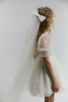 The bridal veil is made of soft tulle. It is embellished with a dotted bow. The perfect wedding look with our short wedding Janet dress.

Color: off-white.

#weddingveil #weddingdress #tulleveil #modernveil #veilwithbow Modern Veil, Second Wedding Dresses, Tulle Mini Dress, Mini Wedding Dresses, Tulle Veils, Princess Skirt, Long Veil, Wedding Look, Second Weddings