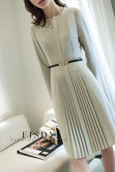 Fisdy - Sofisticado maxivestido plisado de manga larga con diseño que define la cintura Comfortable Wedding Dress, Minimalist Moda, Corporate Dress, Satin Midi Skirt, Pleated Maxi Dress, Pleated Maxi, Office Dresses, Stylish Dress Designs, Dressy Outfits