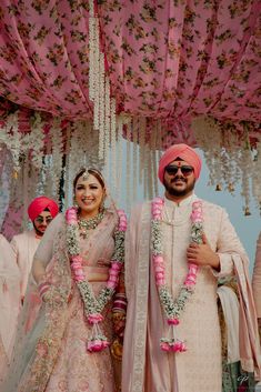 Couple Dress Ideas, Latest Varmala Designs, Indian Wedding Rituals, Varmala Designs, Flower Mala, Rose Garland Wedding, Wedding Mala, Reception Couple, Indian Wedding Garland