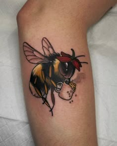 Neotraditional Color Tattoo, Neo Traditional Lily Tattoo, Neo Trad Bee Tattoo, Neotraditional Half Sleeve, Neotraditional Bee Tattoo, Pretty Color Tattoos, Animal And Flower Tattoo, Neo Traditional Bee Tattoo, Small Neo Traditional Tattoo