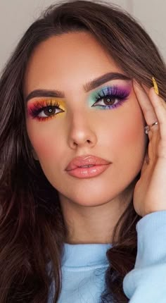 Blue Color Pop Eye Makeup, Fiesta Makeup Looks, Colour Eyeshadow Looks, Eyeshadow Looks Bold, Holi Inspired Makeup, Vivid Eyeshadow Looks, Fair Make Up Ideas, Neon Eyeshadow Looks Simple, Colorful Party Makeup