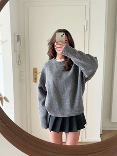 grey aesthetic sweater, oversized chunky sweater, mini skirt, black pleaded skirt outfits, school girl preppy scandinavian style, winter fashion ideas, casual outfit inspo 6th Form Outfits, Sixth Form Outfits, Pleated Skirt Outfit, Look Legging, Estilo Indie, Skandinavian Fashion, Chique Outfits, Uni Outfits, Looks Party