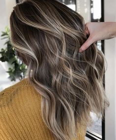 Burnet Balayage, Brown Hair Subtle Blonde Highlights, Highlights Short Hair Brown, Call Balayage, Fall Transition Hair Color, Balayage Hair Blonde Highlights, Foilyage Hair Brunettes, Fall Hair Color Trends For Brunettes, Fall Hair Balayage